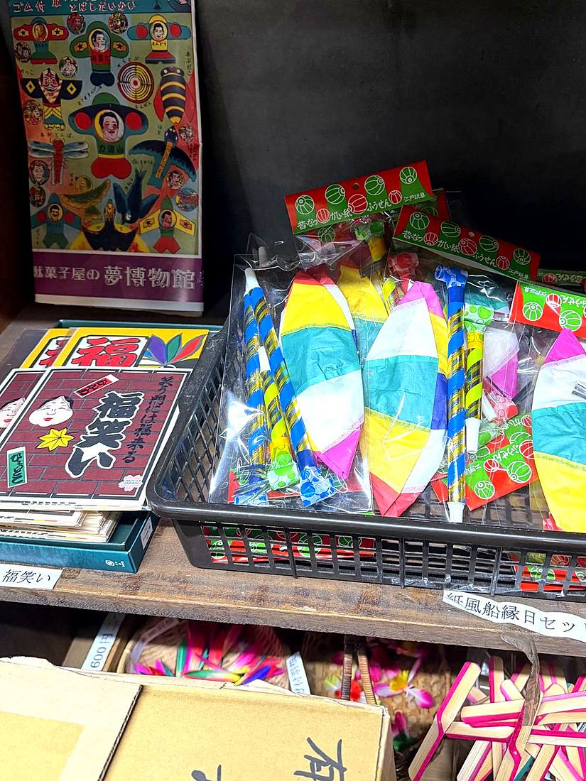 レトロな飛行機おもちゃや福笑いなど昔ながらの玩具