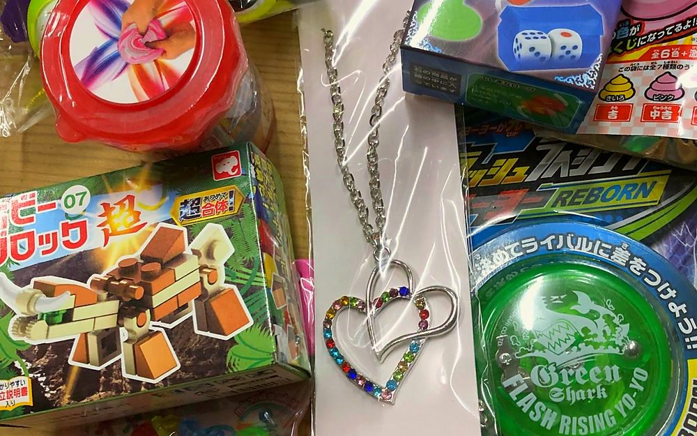 ヨーヨーやブロック、アクセサリーなど景品用の玩具